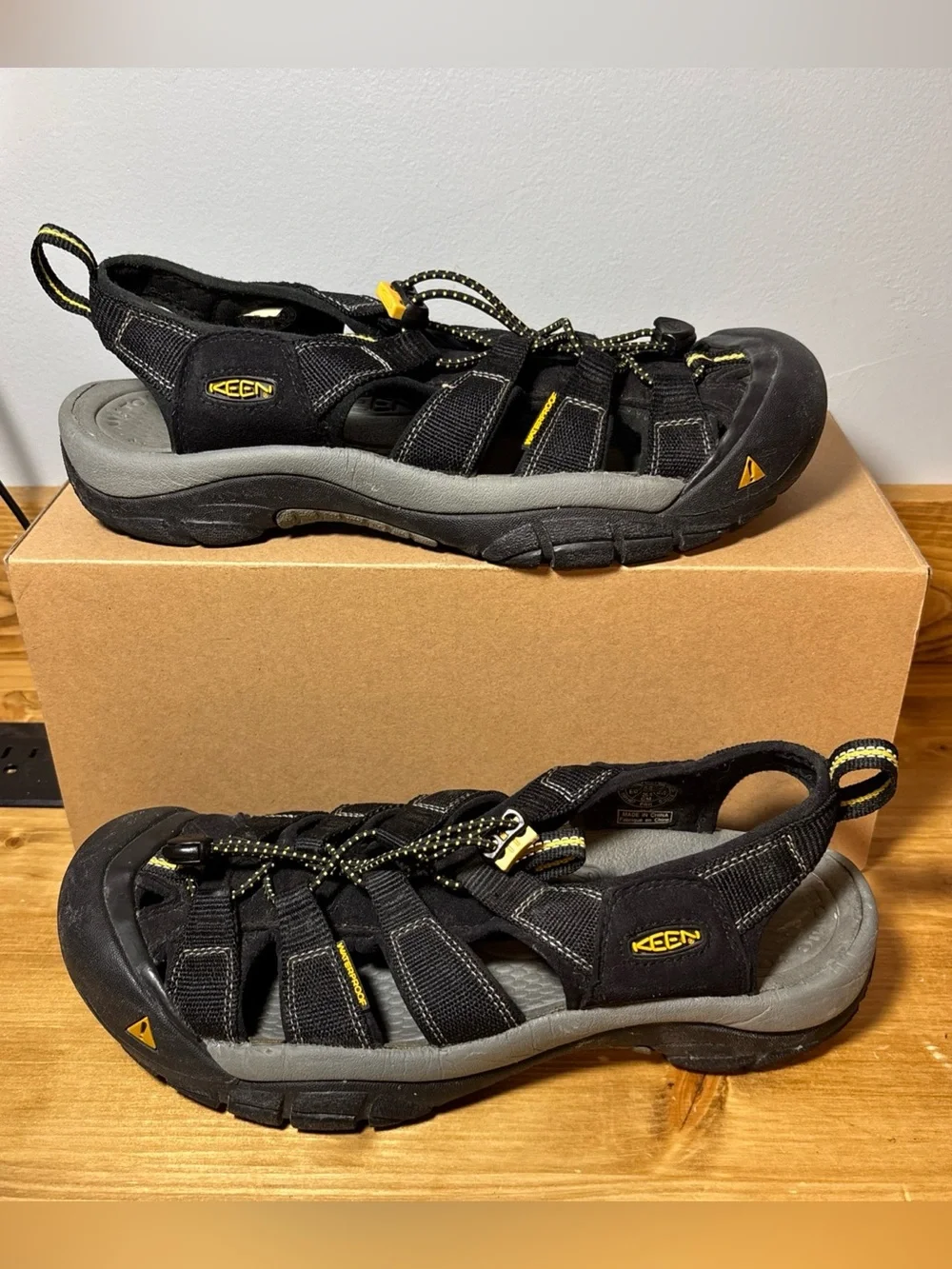 KEEN NEWPORT HIKING MEN SANDALS SIZE 8.5 US BLACK CLOSE TOE WATERPROOF SHOES